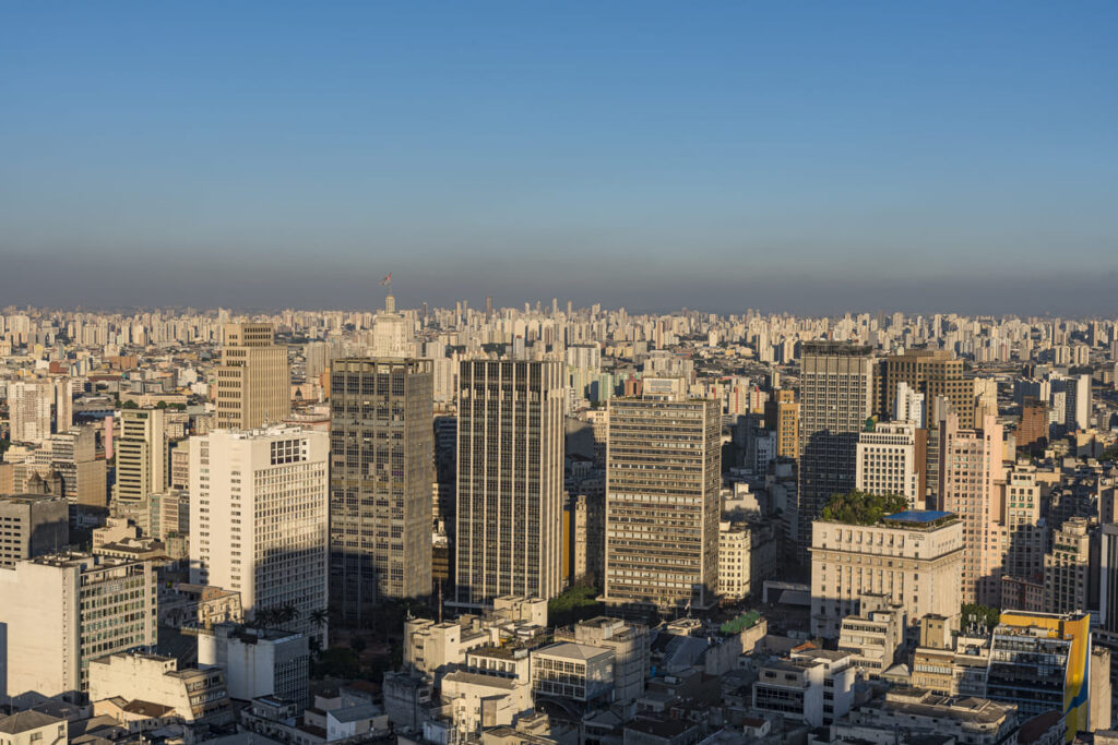 Horizonte da Cidade de São Paulo com prédios e céu azul.