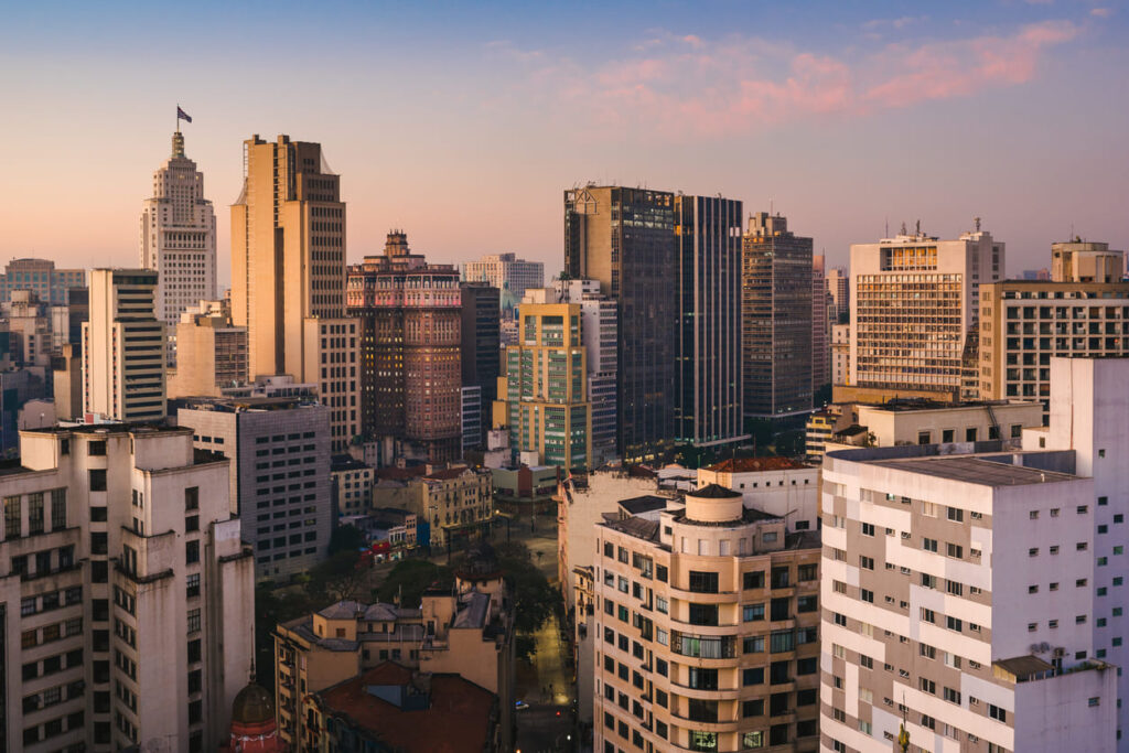Vista Aérea do Centro de São Paulo ao final da tarde.