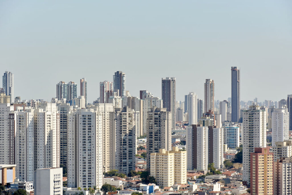 Foto dos prédios da cidade de São Paulo em dia ensolarado. 