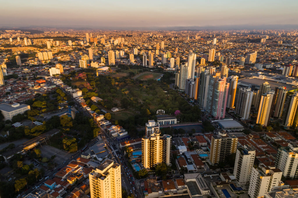 Imagem aérea da cidade de São Paulo durante o pôr do sol.